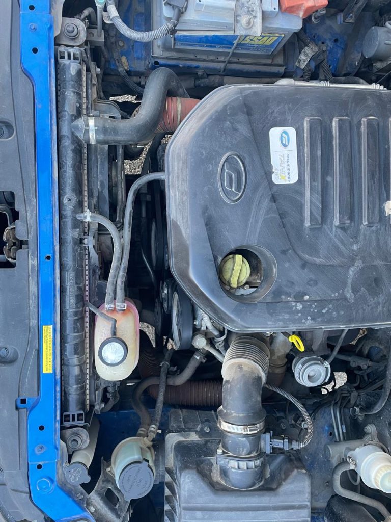 صور من مختلف الجهات  لمحرك وكل القطع المحيطة به لسيارة foday lion max